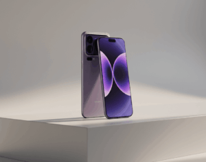 Twee moderne paarse smartphones, de ene met de achterkant zichtbaar en de andere met het scherm aan de voorkant, gepositioneerd op een minimalistisch wit blok tegen een lichte, egale achtergrond. De tekst "Xiaomi 17 Pro Max" is rechts op de afbeelding zichtbaar.