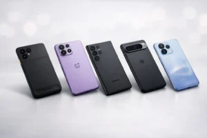 Vijf moderne smartphones naast elkaar op een lichte, subtiel vervaagde studio-achtergrond voor een vergelijking van de beste telefoons van 2026.