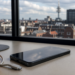 Premium smartphone op een bureau met subtiele verwijzing naar toekomstige 6G-connectiviteit.