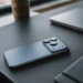 Moderne premium Iphone 18 ligt op een bureau met focus op camera en design.