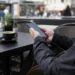 Persoon houdt smartphone vast op een drukke openbare plek als symbool voor iPhone-diefstalpreventie.