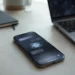 Moderne iPhone met abstracte AI-assistent-interface op een bureau.